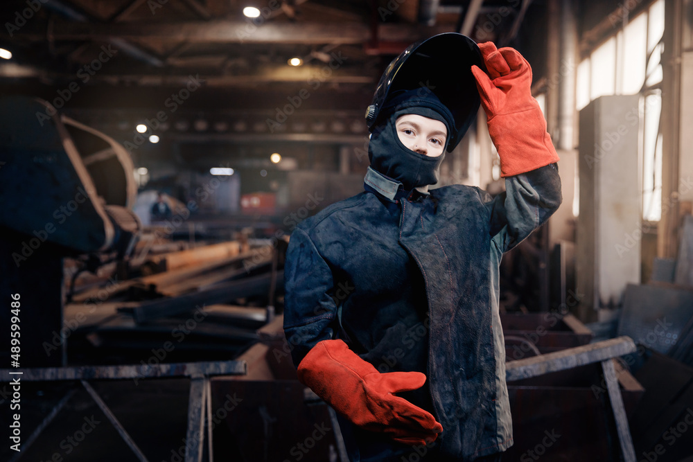© Parilov - Worker girl with welding on steel structure in factory, light spark © Parilov - Worker girl with welding on steel structure in factory, light spark