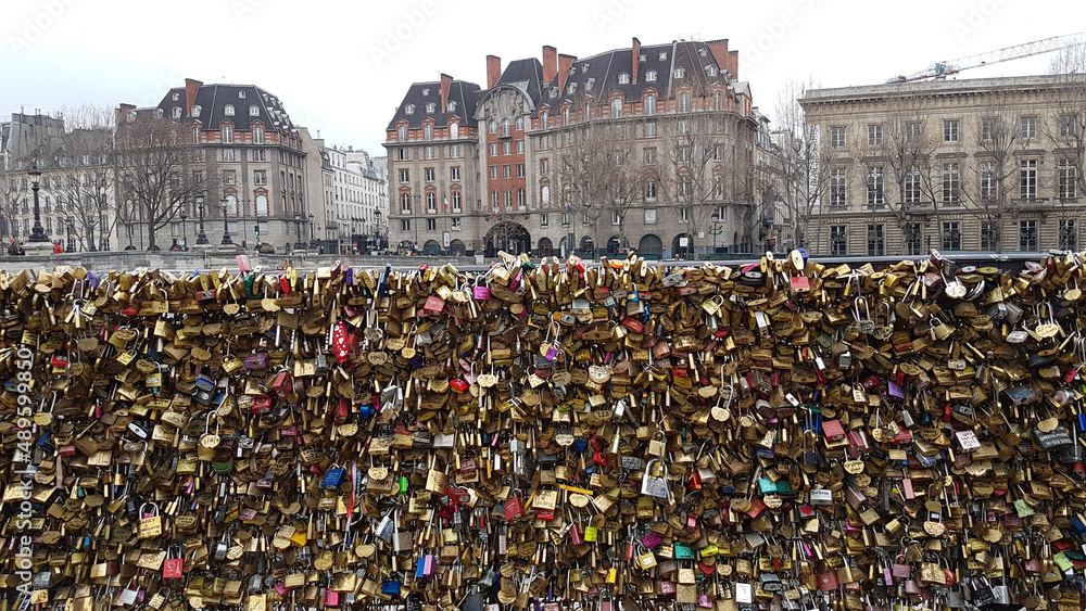 Naklejka premium Love locks on Arts Bridge, Paris