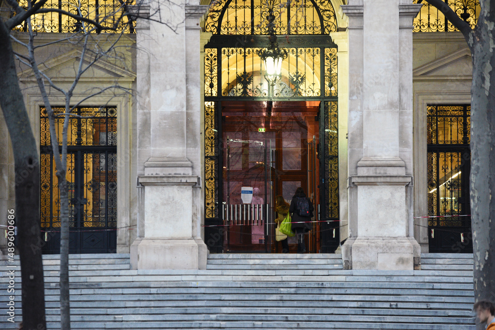 Fototapeta premium Haupteingang der Universität Wien am Abend, Österreich, Europa