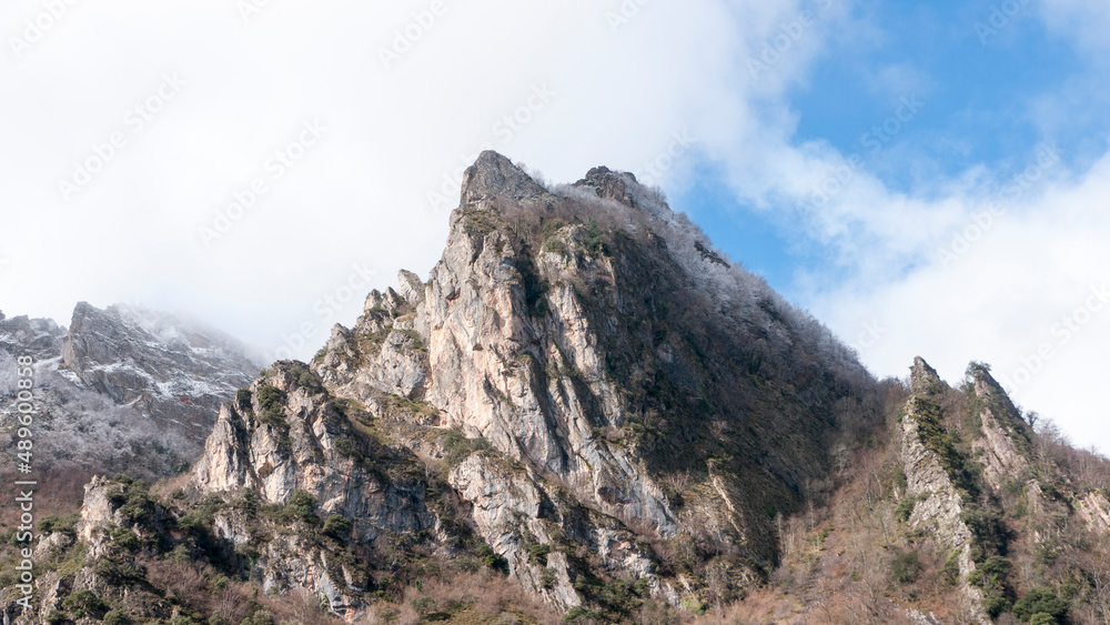 Pico de  montaña rocosa