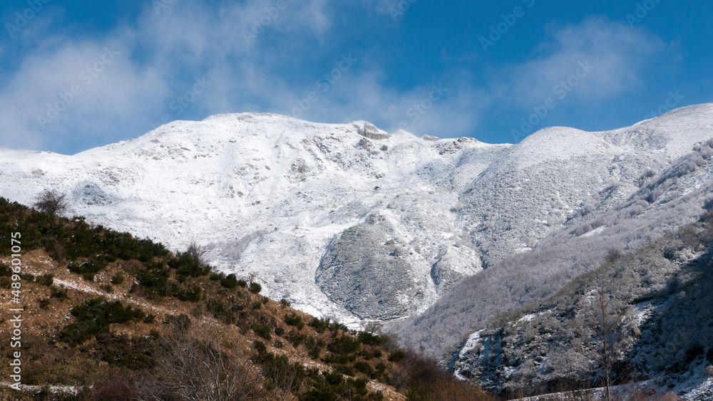 Pico nevado en cordillera montañosa en  Somiedo, Asturias
