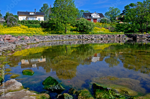 Casas na Ilha Suomenlinna. Finl  ndia.