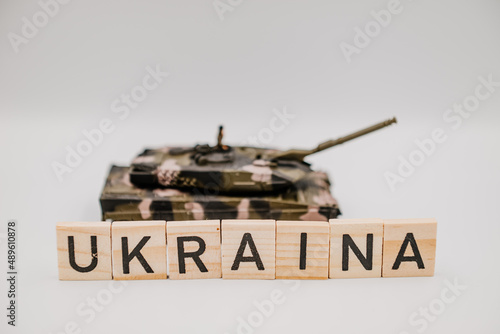 Ukraina i czołg za napisem