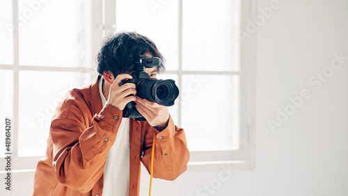 撮影するカメラマン photo