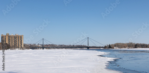 Pont Papineau l'hiver avec glace et eau en avant plan photo