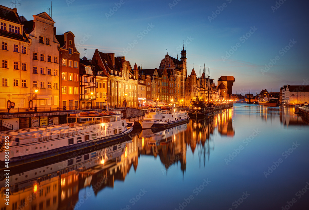 Obraz na płótnie Gdańsk, Polska, port nocą, stare miasto, rzeka Motława, statki, promy, podróż, wakacje, miasto zmierzch w salonie