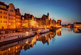 Gdańsk, Polska, port nocą, stare miasto, rzeka Motława, statki, promy, podróż, wakacje, miasto zmierzch