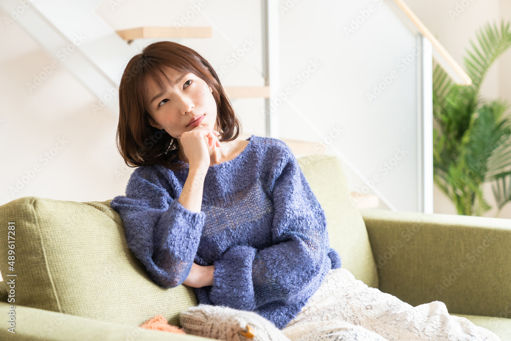 考える若い女性