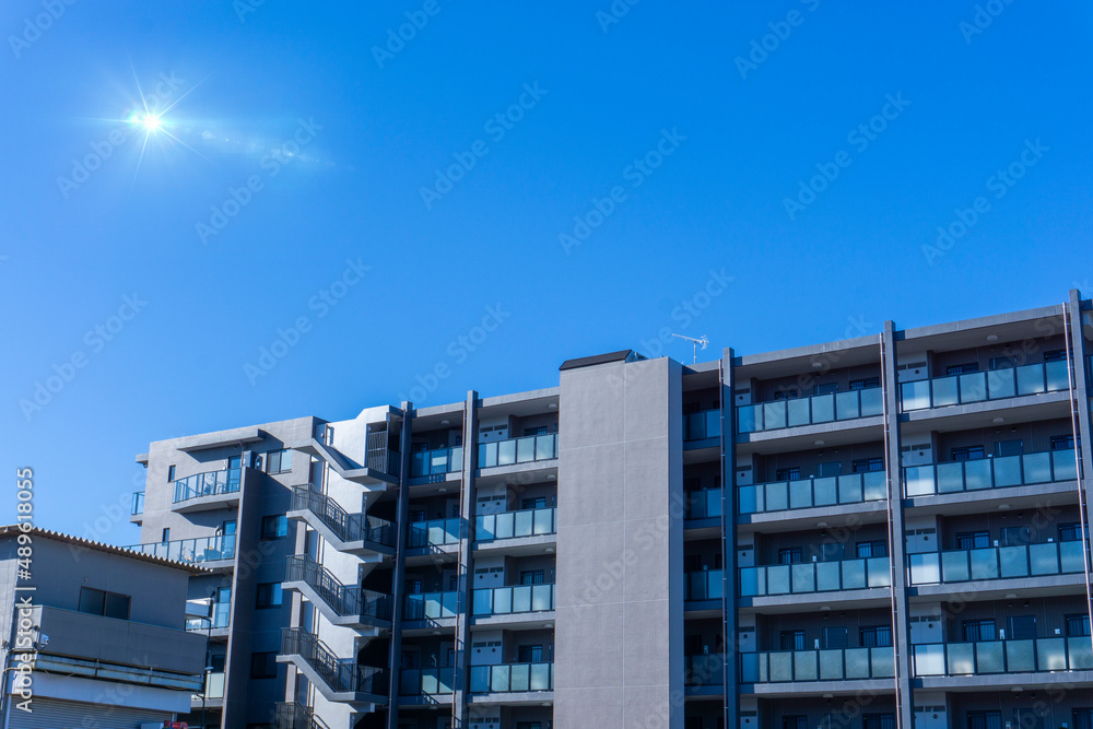 Fototapeta premium マンションの外観と爽やかな青空の風景_sky_b_63