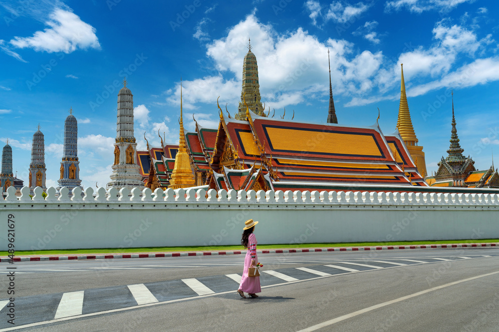 Obraz premium Tourist walking at Wat phra kaew temple, Bangkok, Thailand.