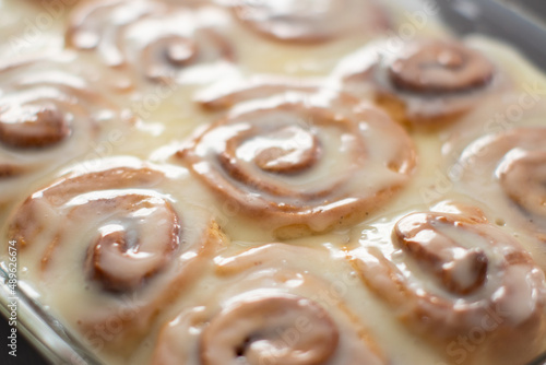 Fotografía closeup of cinnamon rolls in a pan