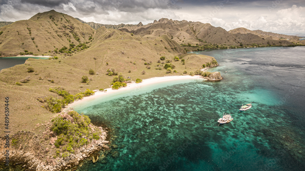 Obraz premium Beautiful Beach in Komodo National Park, Indonesia