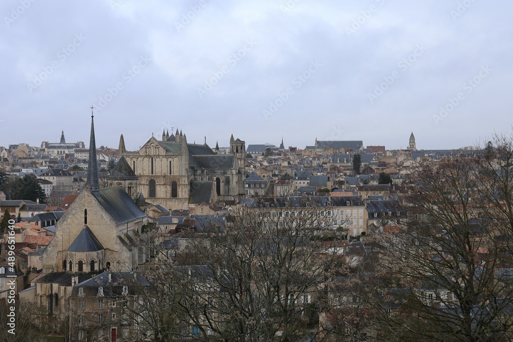 Vue d'ensemble de Poitiers depuis la falaise des dunes, ville de Poitiers, département de la Vienne, France