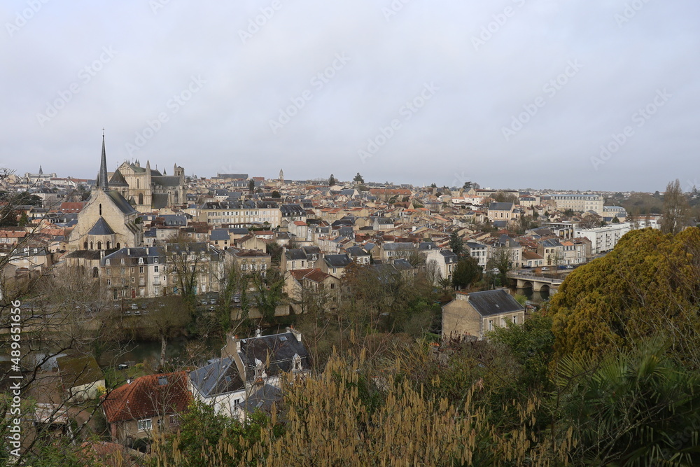 Naklejka premium Vue d'ensemble de Poitiers depuis la falaise des dunes, ville de Poitiers, département de la Vienne, France