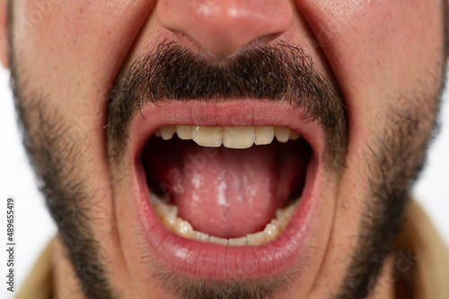 Foto man opens mouth wide