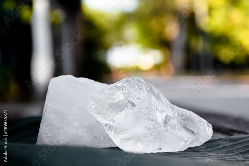 Tableau sur toile Transparent crystal alum stone or Potassium alum on banana leaf