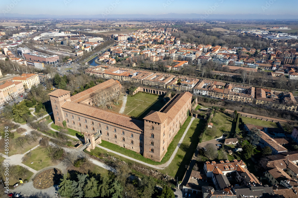 Panorama di Pavia dal drone con il Castello Visconteo