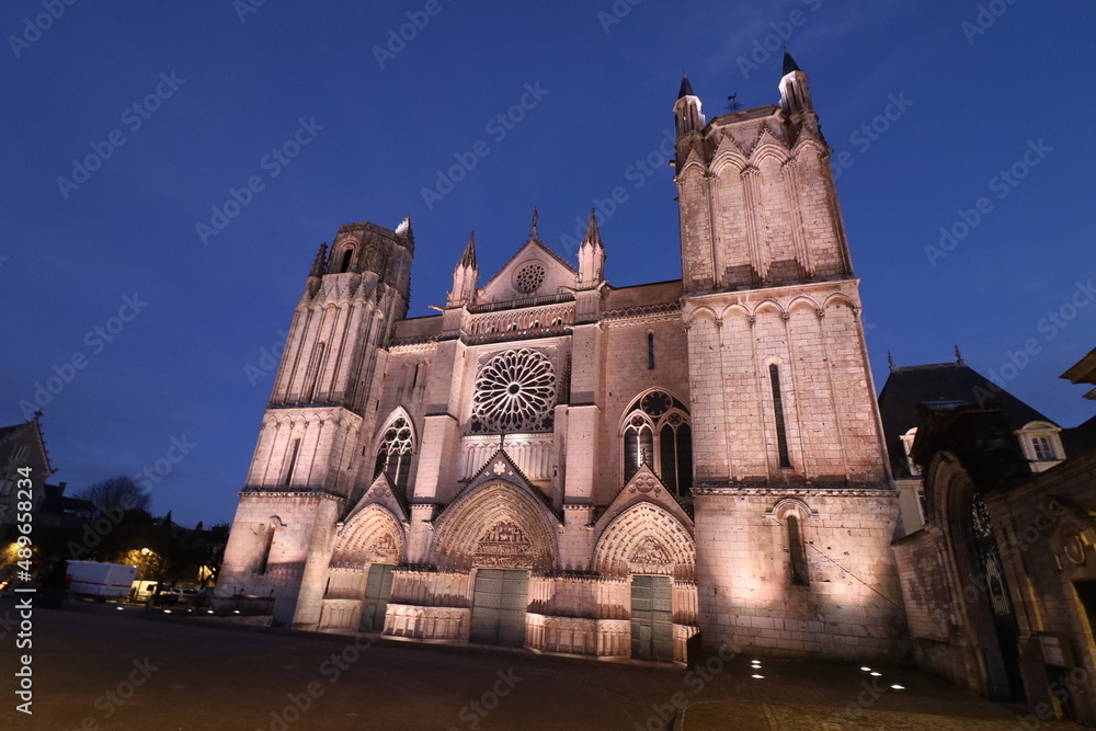 La cathédrale Saint Pierre de Poitiers, éclairée la nuit, ville de Poitiers, département de la Vienne, France