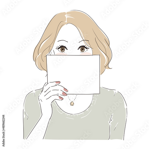 メッセージカードを持ち何かを訴えかける40代女性