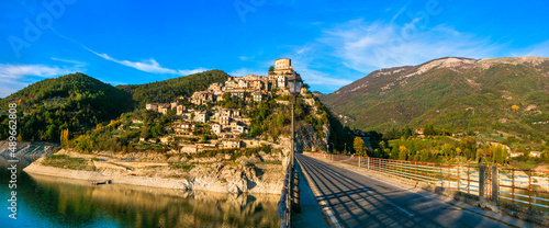 Fotografía Beautiful lakes of Italy - Turano and medieval village Castel di Tora, Rieti pro