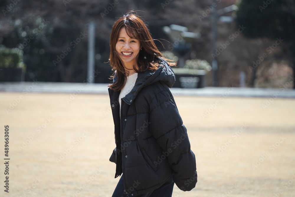 公園で遊ぶ女性 公園で遊ぶ女性