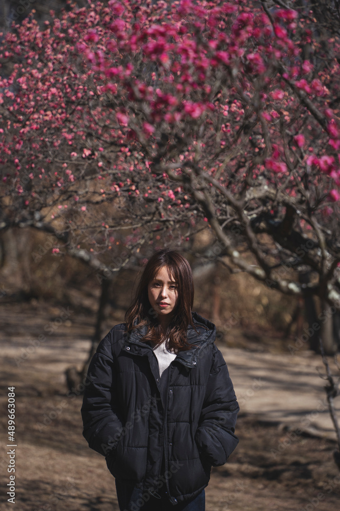 梅の花と女性 梅の花と女性