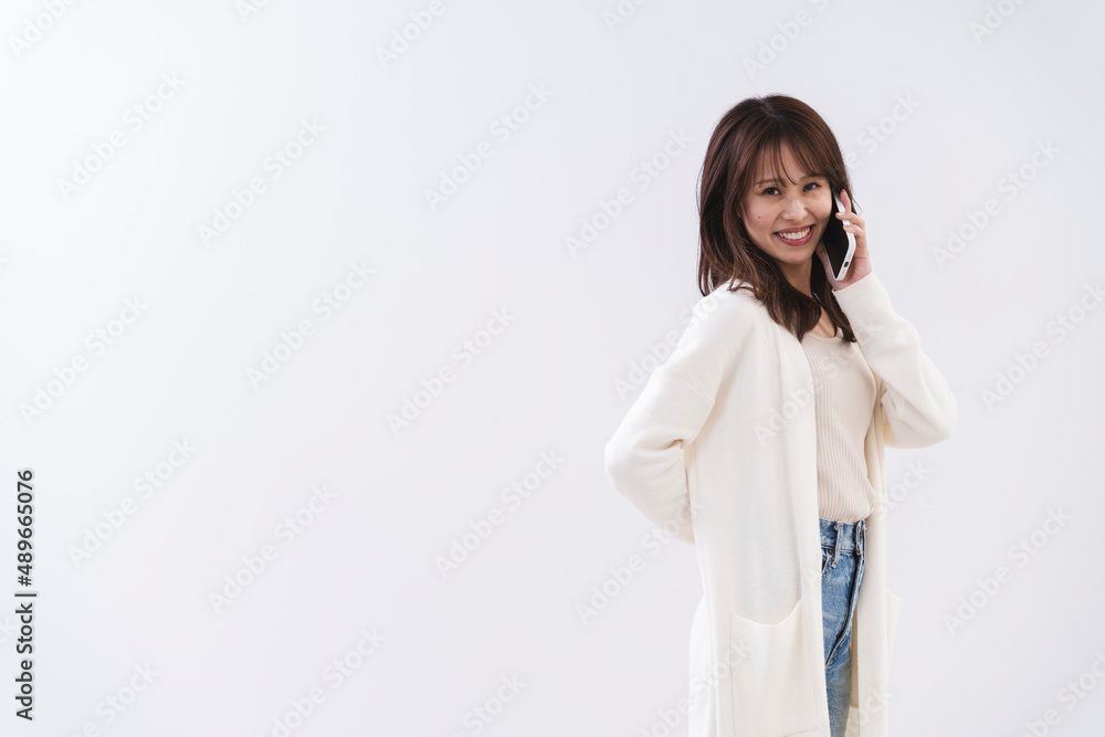 携帯電話を使う女性 携帯電話を使う女性