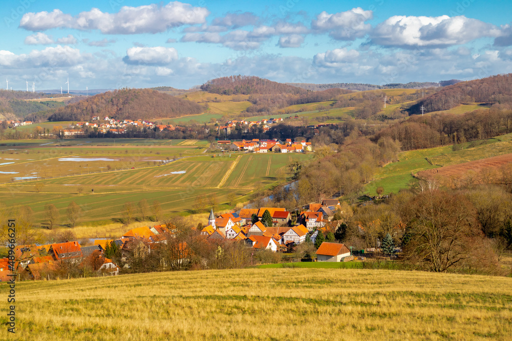 Obraz premium Frühlingsspaziergang rund um die Burgruine Brandenburg im wunderschönen Werratal - Lauchroeden - Thüringen