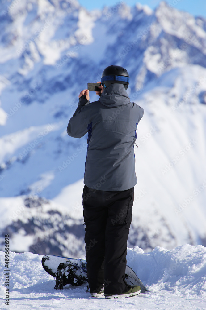 Snowboarder genießt die Aussicht im Skigebiet von Serfaus, Fiss, Ladis