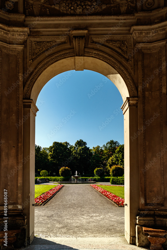 Fototapeta premium Arched doorway leading to a formal garden