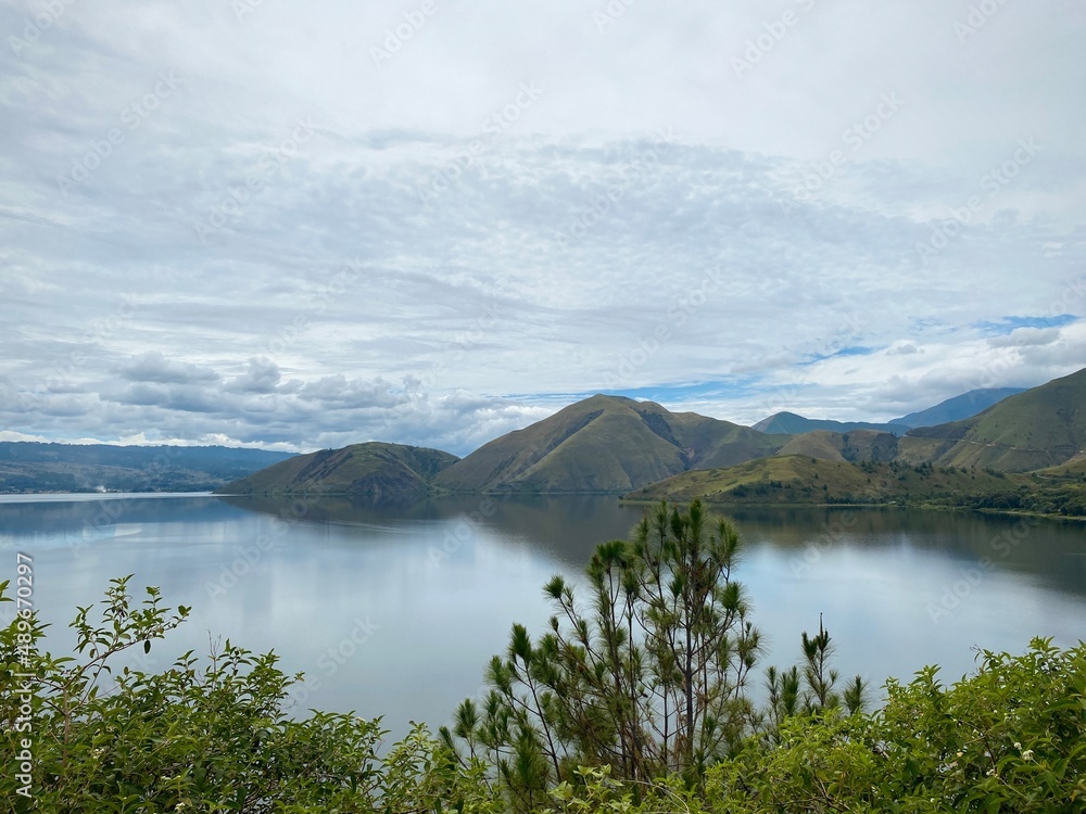 Lake Toba is an amazing natural wonder located on the island of Sumatra. The natural beauty of Tao Toba offers the charm of green mountains spoil the eyes and clean air that is soothing.