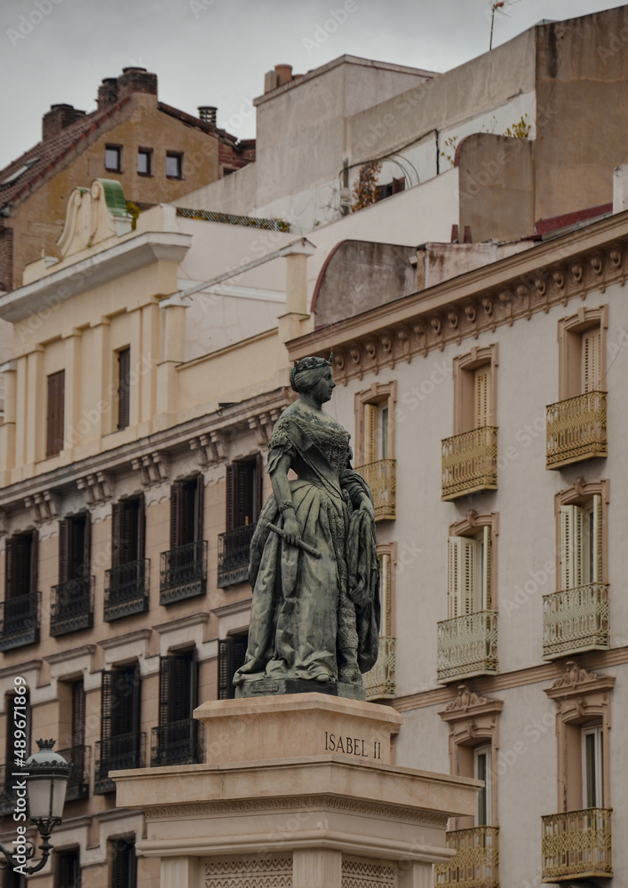 Estatua de la Reina Isabel II en la plaza de Ópera, Madrid