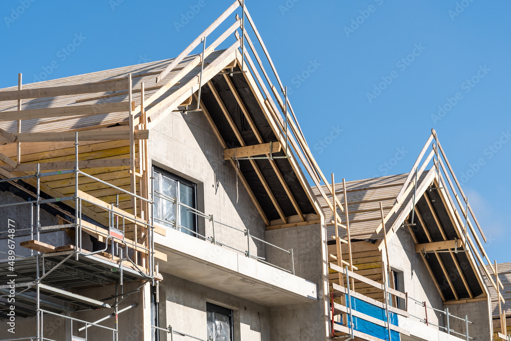 Pose d'une toiture sur une construction Pose d'une toiture sur une construction