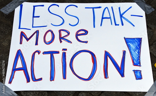Plakat auf einer Ukraine-Demo: "Less talk - more action!" © thauwald-pictures