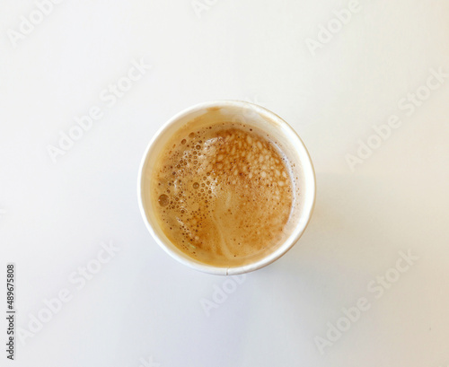 거품이 있는 따뜻한 테이크아웃 종이컵에 담긴 커피 카푸치노 카페오레 카페모카