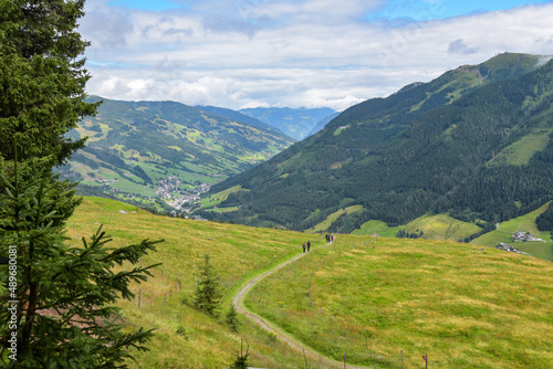 Wanderweg in den Bergen bei Saalbach Hinterglemm in Österreich