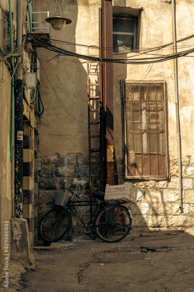 Φωτογραφία stones lane in Ancient City of Damascus (Syrian Arab Republic) after war ended