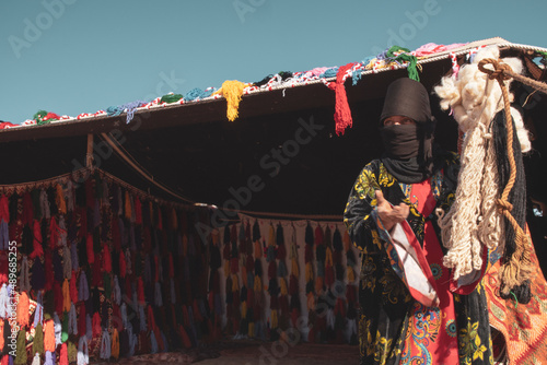 Canvas-taulu Bedouin woman Saudi Arabia