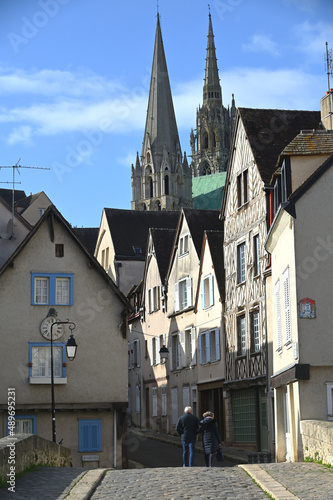 vieille ville à Chartres avec vue sur la cathédrale du pont Bouju photo