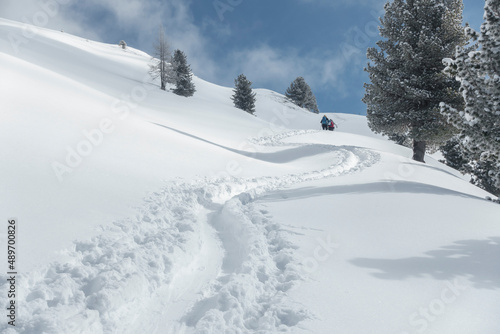 Schneespur durch eine Winterlandschaft für Skitourengeher in Tirol photo