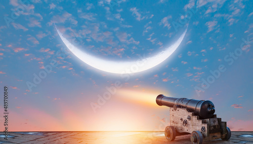 Foto Ramadan kareem concept - Ramadan kareem cannon with crescent moon at amazing sun
