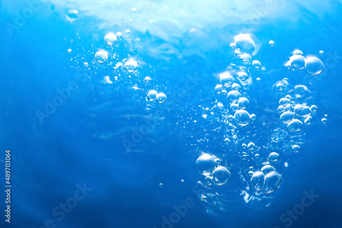 綺麗な青い水と湧き上がる泡