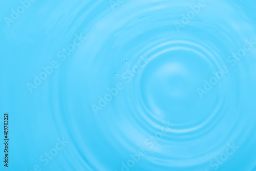 青い水面の波紋