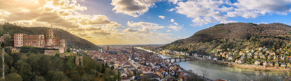 Obraz premium Blick auf Heidelberg mit Schloss und Brücke über den Neckar