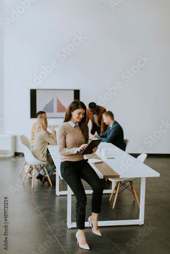 Young business woman standi...