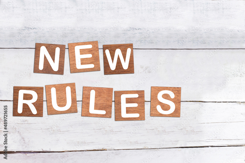 Obraz premium New rules sign made of wood on a desk 