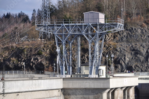 Kran auf der Staumauer de Saaletalsperre