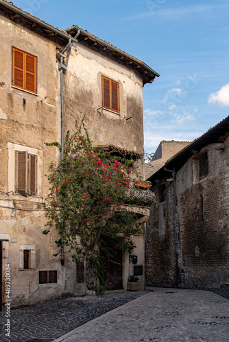 Fototapeta Naklejka Na Ścianę i Meble -  Fassade in der Altstadt von Sermoneta in Latium in Italien