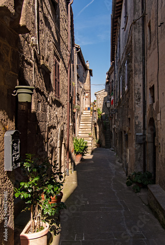 Fototapeta Naklejka Na Ścianę i Meble -  Gasse in der Altstadt von Bomarzo in der Region Lazio in Italien