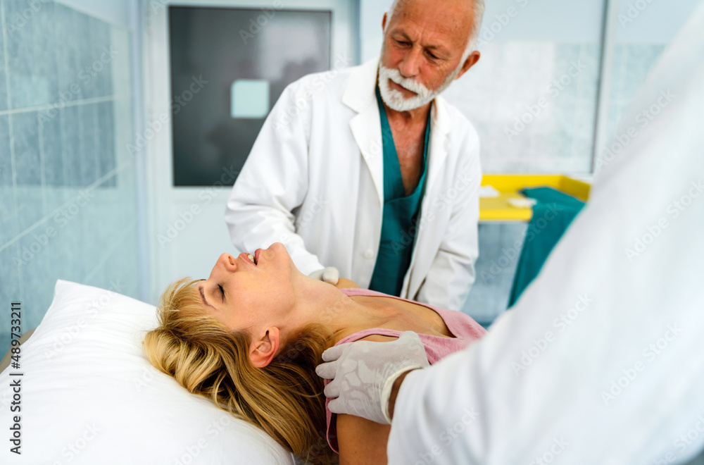 Obraz premium Pregnant woman pushes to give birth in hospital, obstetrician doctor assisting